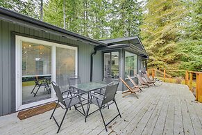 Walk to Lake: Anderson Island Escape w/ Fire Pit