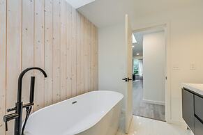 Walk to Lake: Anderson Island Escape w/ Fire Pit