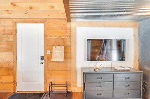 Hike, Fish & Boat: Waterfront Cabin in Ryegate!