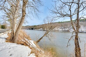 Hike, Fish & Boat: Waterfront Cabin in Ryegate!