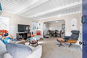 Beachside Bungalow 5 Minute Walk From the Shore