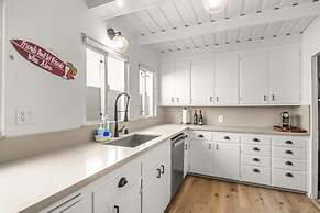 Beachside Bungalow 5 Minute Walk From the Shore