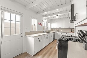 Beachside Bungalow 5 Minute Walk From the Shore