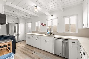 Beachside Bungalow 5 Minute Walk From the Shore