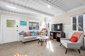 Beachside Bungalow 5 Minute Walk From the Shore