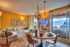 Alice House Terrace & Lake View