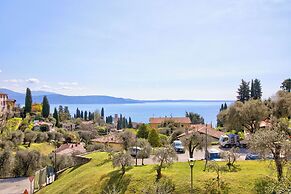 Alice House Terrace & Lake View
