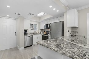 Seaside 101: Oceanview 2br/2ba Condo With Pool, Steps To Beach 2 Bedro