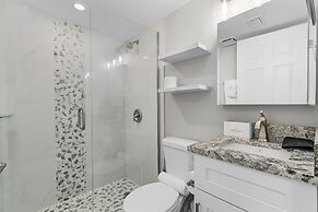 Seaside 108: Oceanview 2br/2ba Condo With Pool, Steps To Beach 2 Bedro