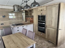 Luxury 2 Bedroom van Linen Included Pets go Free