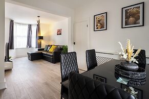 Dartford - 3 Bed House- Sleeps7 - Garden