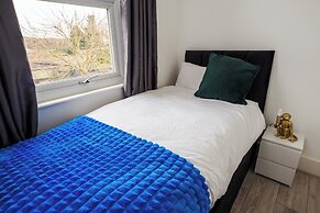 Dartford - 3 Bed House- Sleeps7 - Garden