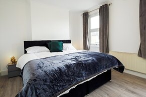 Dartford - 3 Bed House- Sleeps7 - Garden