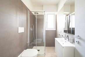 Elegant and Luminous Apartment With Terrace