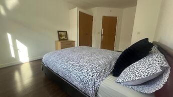 Central Apt - Sleeps 4 - Parking & Wifi