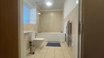 Central Apt - Sleeps 4 - Parking & Wifi