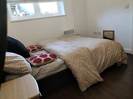 Central Apt - Sleeps 4 - Parking & Wifi