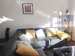 Central Apt - Sleeps 4 - Parking & Wifi