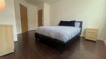 Central Apt - Sleeps 4 - Parking & Wifi