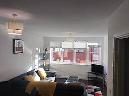 Central Apt - Sleeps 4 - Parking & Wifi