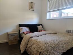 Central Apt - Sleeps 4 - Parking & Wifi