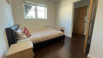 Central Apt - Sleeps 4 - Parking & Wifi