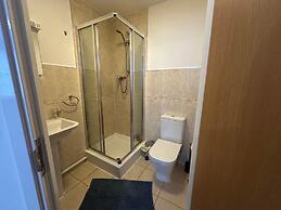 Central Apt - Sleeps 4 - Parking & Wifi