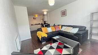 Central Apt - Sleeps 4 - Parking & Wifi