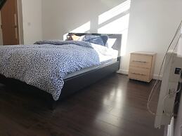 Central Apt - Sleeps 4 - Parking & Wifi