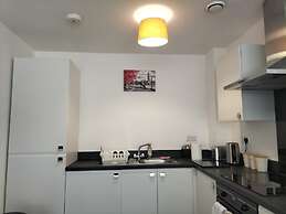 Central Apt - Sleeps 4 - Parking & Wifi