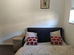 Central Apt - Sleeps 4 - Parking & Wifi