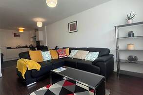 Central Apt - Sleeps 4 - Parking & Wifi