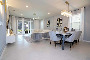 Stunning 7Bd Jacuzzi Pool & Close To Disney @ Windsor Cay 16217