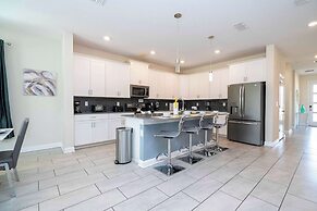 Stunning Game Room & Pool Jacuzzi Storey Lake 2799