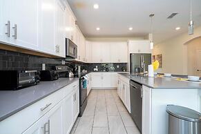 Stunning Game Room & Pool Jacuzzi Storey Lake 2799