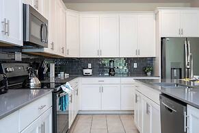 Stunning Game Room & Pool Jacuzzi Storey Lake 2799