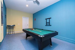 Stunning Game Room & Pool Jacuzzi Storey Lake 2799