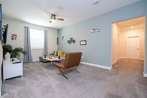 Stunning Game Room & Pool Jacuzzi Storey Lake 2799