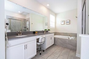 Stunning Game Room & Pool Jacuzzi Storey Lake 2799