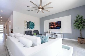 Stunning Game Room & Pool Jacuzzi Storey Lake 2799