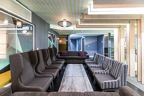 Student Only Queen'S Court