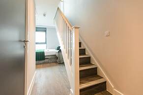 Student Only Queen'S Court