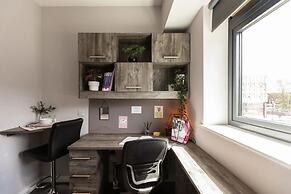 Student Only Queen'S Court