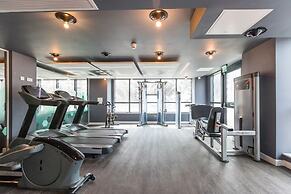 Student Only Queen'S Court