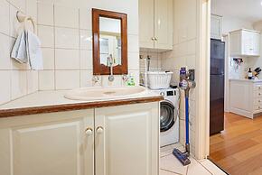 Cityscape Charm in Wattle Park