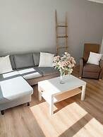 2BR Apt in Quiet Neighborhood