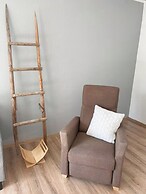 2BR Apt in Quiet Neighborhood