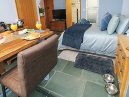 Broadstone Boathouse