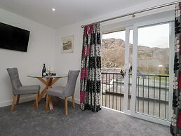 Yewdale View Apartment