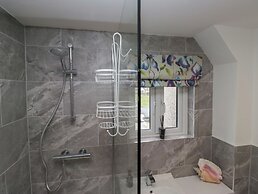 Yewdale View Apartment